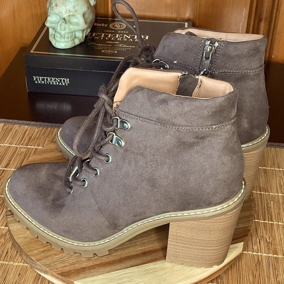 NWT Chocolate Brown Suede Universal thread ankle boots faux fur interior SZ 7.5 - Picture 3 of 7